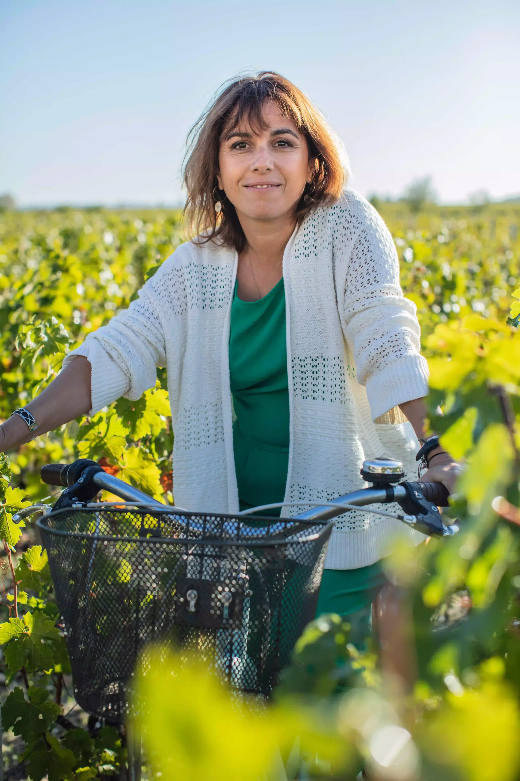 Sandrine Chamfrault, fondatrice de l'Agence Astragale, dans les vignes